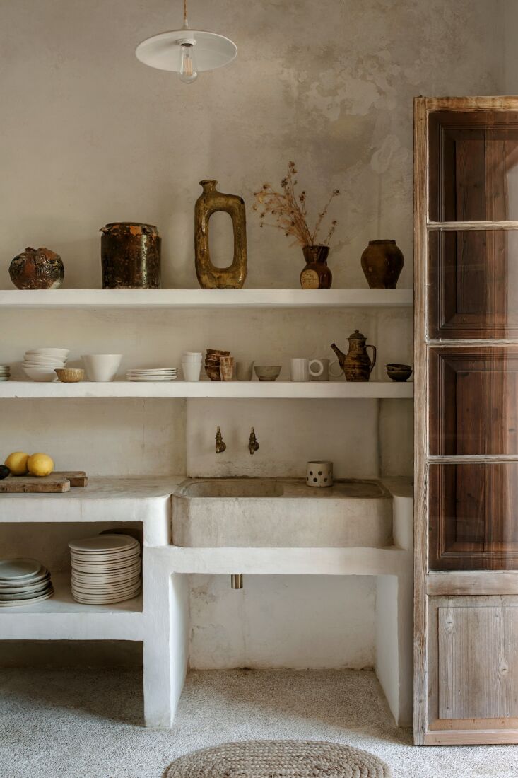 september reports that the building had no kitchen, bathroom, or fireplaces—s 20