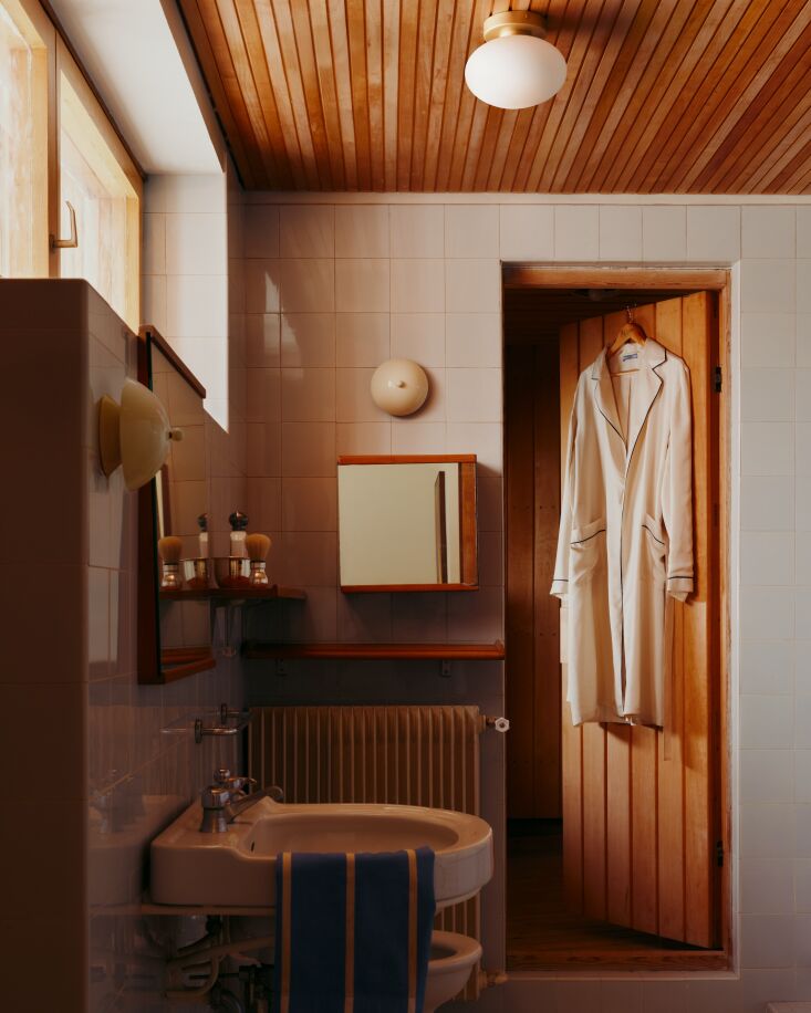 a pair of ridge surface mount fixtures above the wash basin. 29