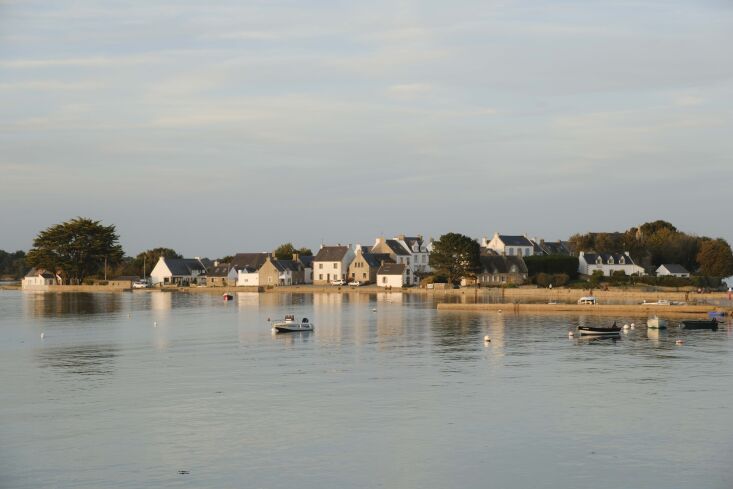 \2\20;the coastal path goes all along the ria directly from saint cado � 33