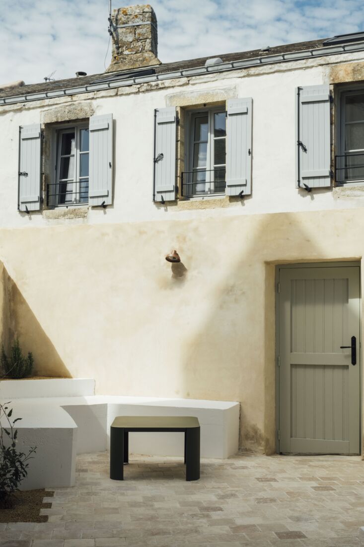 a small seating area in the shared guest courtyard. the outdoor table is the fl 18