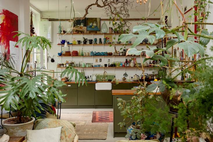 groupings of plants works indoors, too, as in this rather lush sitting area. se 19