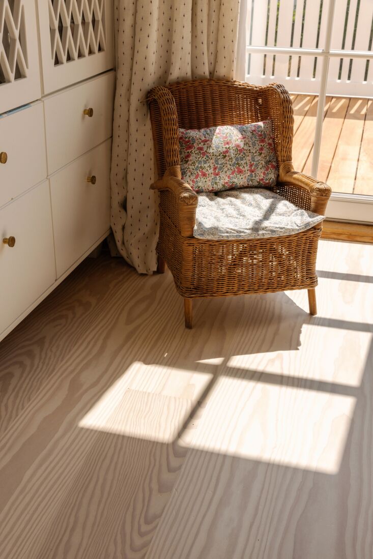 a wicker chair in the children\2\17;s\2\17; room, kitted with lib 25