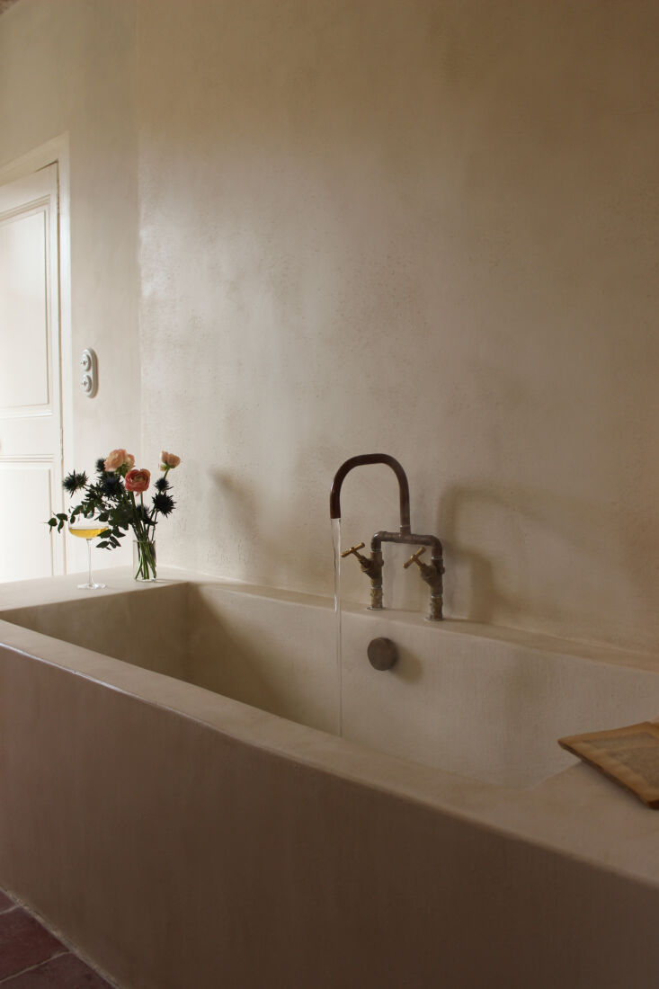 in addition to the interior walls, masgård designed a custom bath and console 23