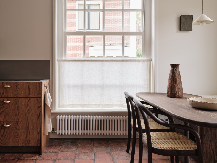 cafe curtains for privacy in the ground floor kitchen. maha alavi\2\17;s 21