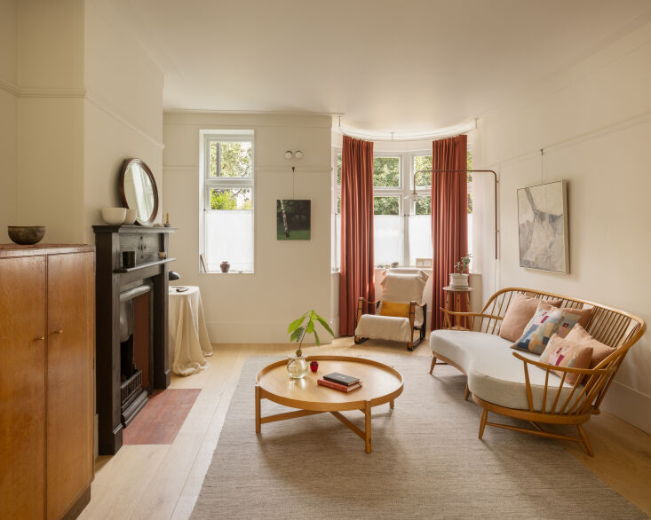 the couple sourced a vintage spindle back ercol sofa from portobello market for 20