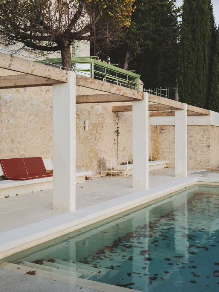 the swimming pool with an updated pergola, palissade cora lounge chair, and mod 32