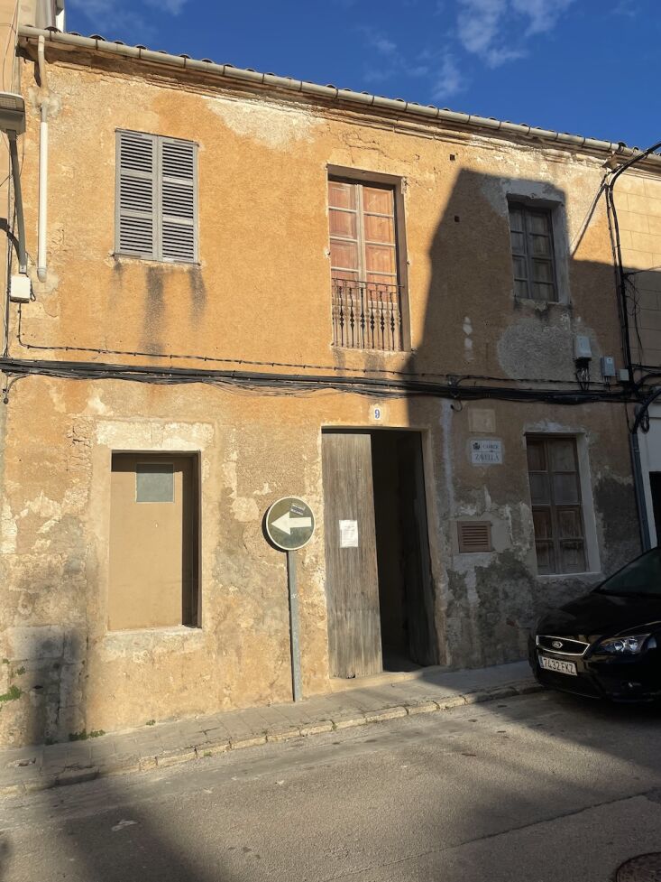 a glimpse of the exterior as it was: the façade doesn\2\17;t give any o 27