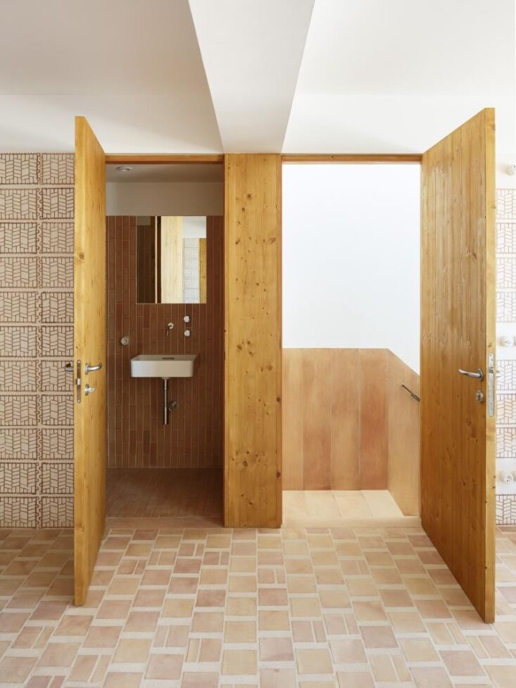 the glazed subway tiles reappear in the bathroom. 24