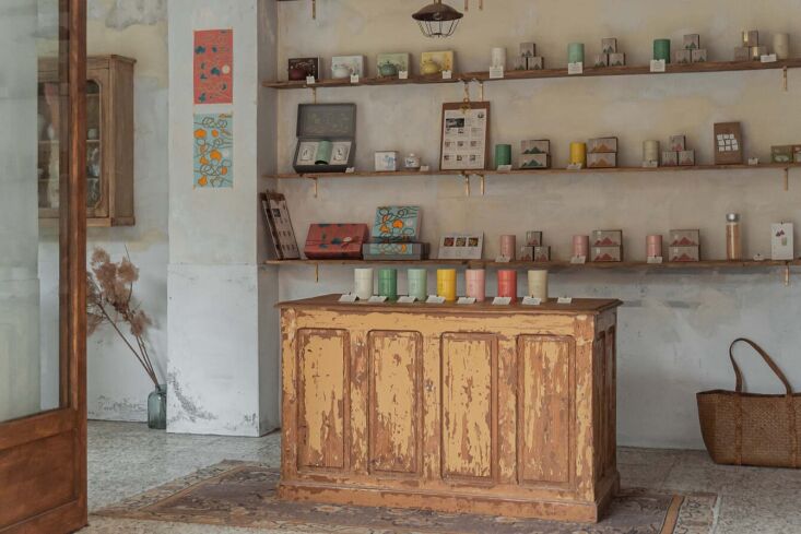 arwen and david selected a vintage weathered counter for the center of the spac 21