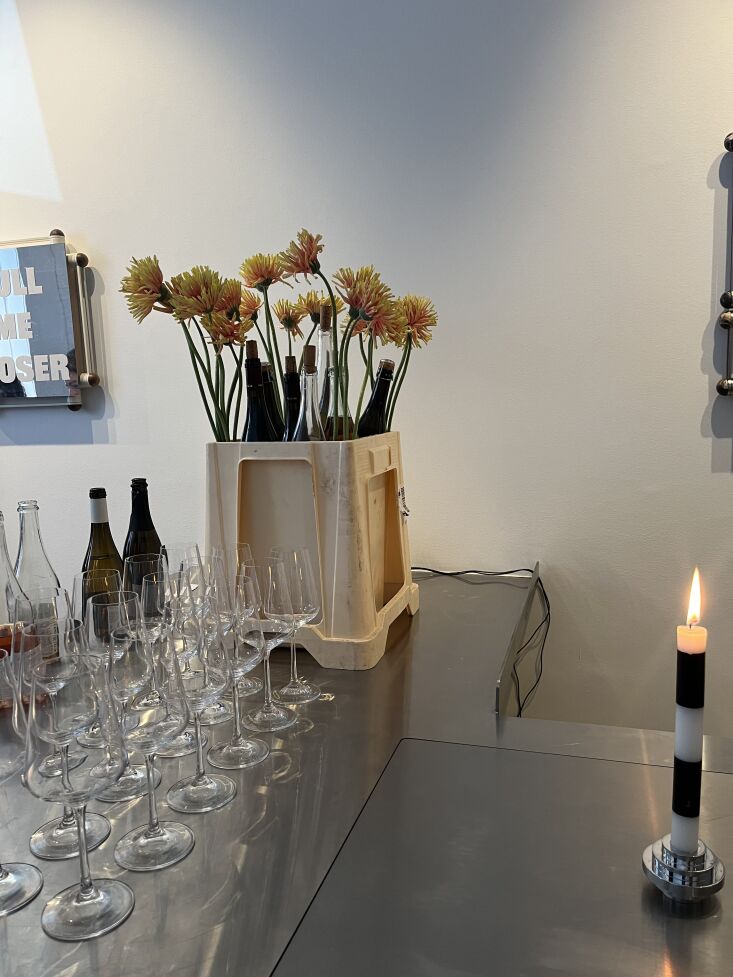 \2\20;obsessed with this idea for a party: drink bucket meets flower arr 35
