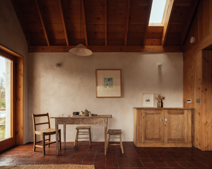 a layout marked by vintage oak furniture—from seating and a farmhouse table t 23