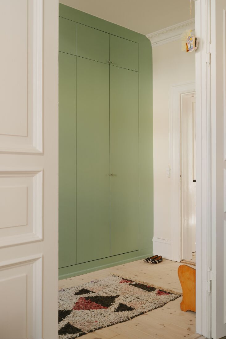 the moroccan rug is from larusi and the small textile hanging in the hallway is 18