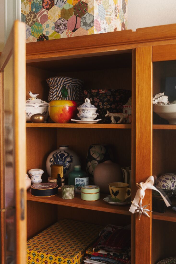 \2\20;i have a large, old display cabinet that is \2\16;my cabine 30
