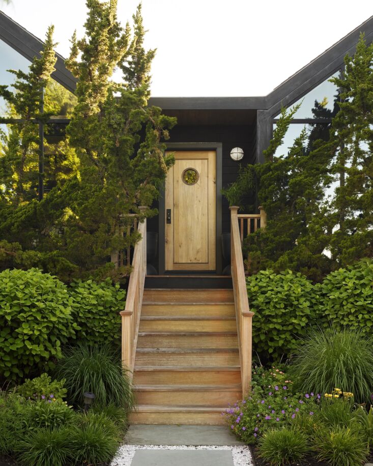 much of the house is designed with reclaimed white oak from a pennsylvania barn. 18