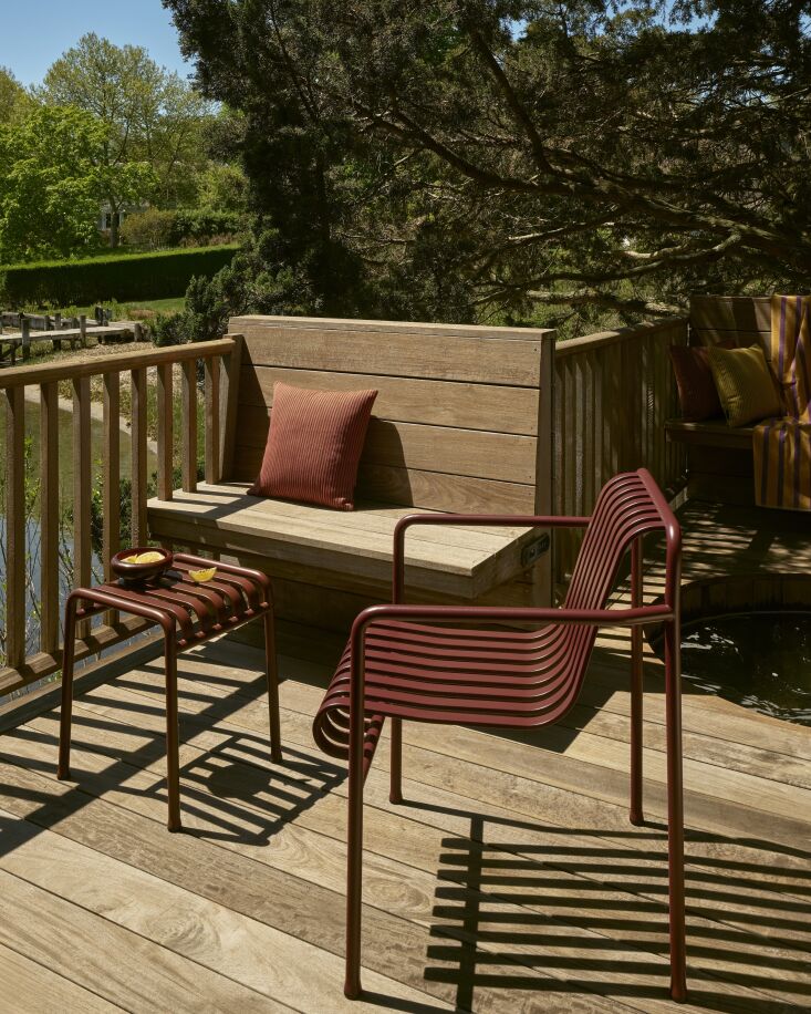 outside is the hay palissade dining set in iron red. 31