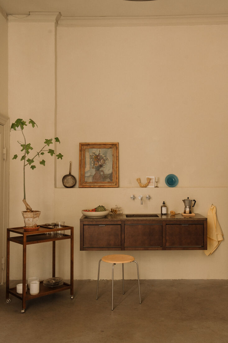 and the moveable, unfitted, super minimalist kitchen had a moment at frama& 22