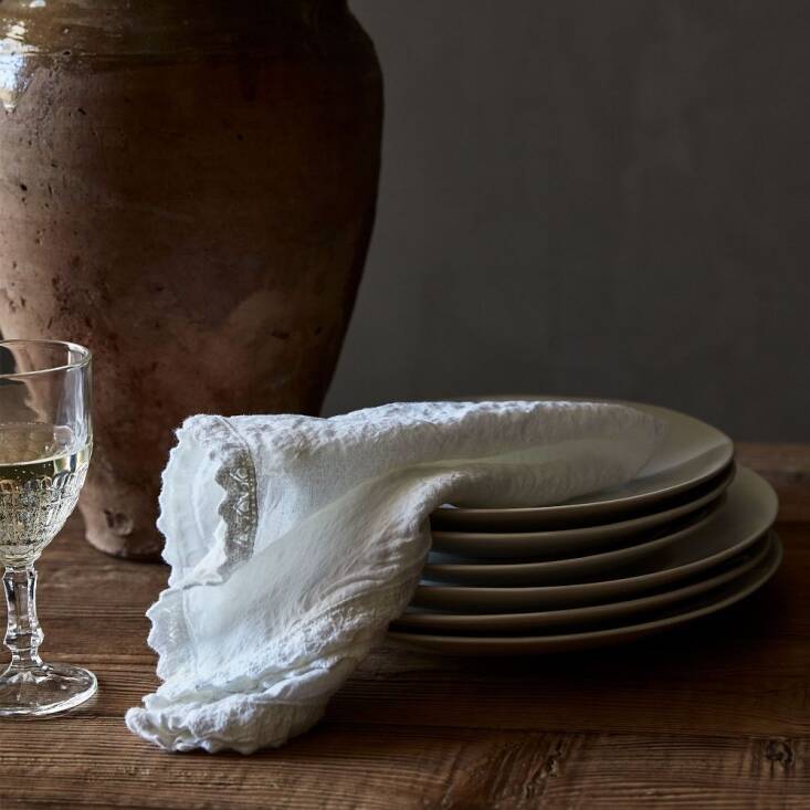 we may have found the most perfect linen napkins for summer soirees. no notes. 22