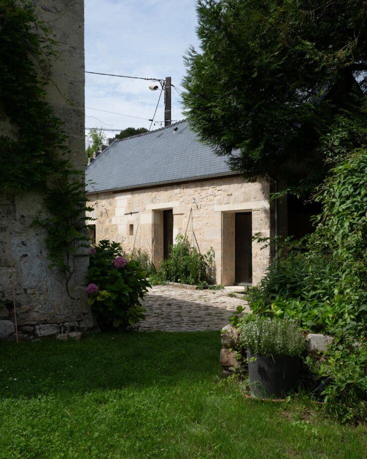 the barn is annexed to a parisian family\2\17;s country house located an 17