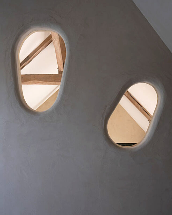a view of the architectural ventilation designed between rooms. 27