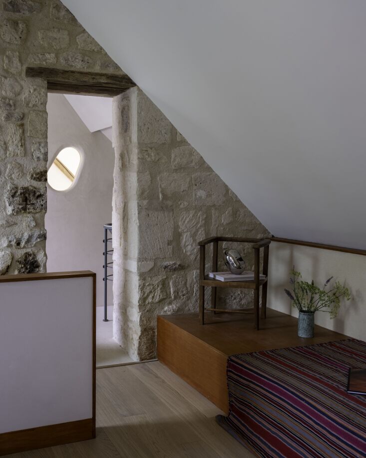 the single bedroom in the barn is upstairs in the loft. \2\20;the platfo 24
