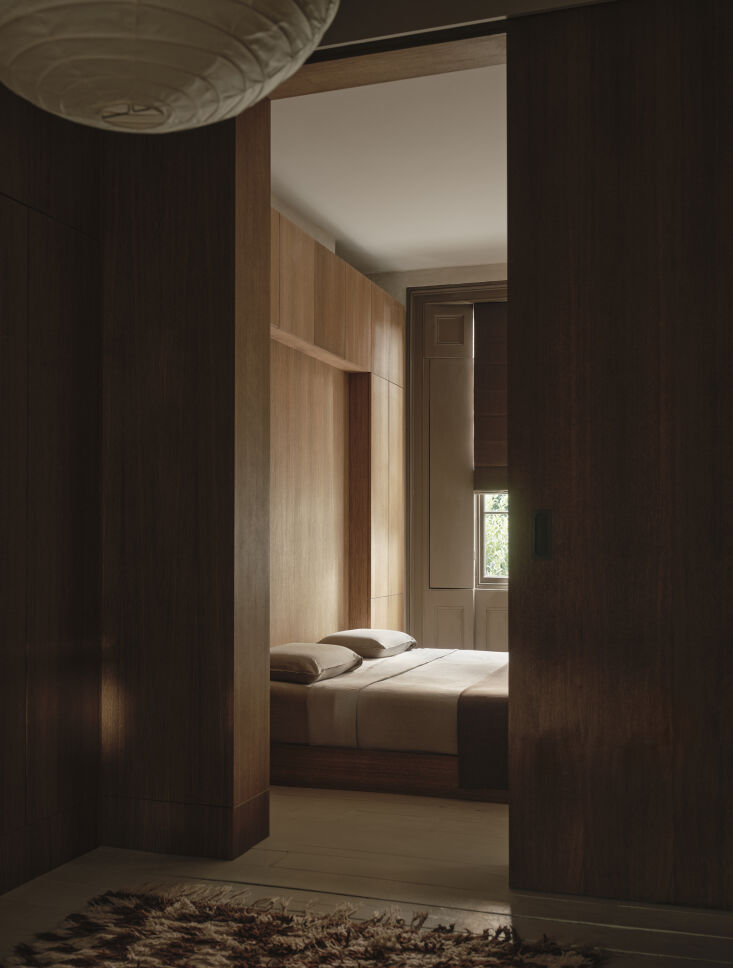 louis set back the bed just slightly to give it a bit of cozy factor. 24
