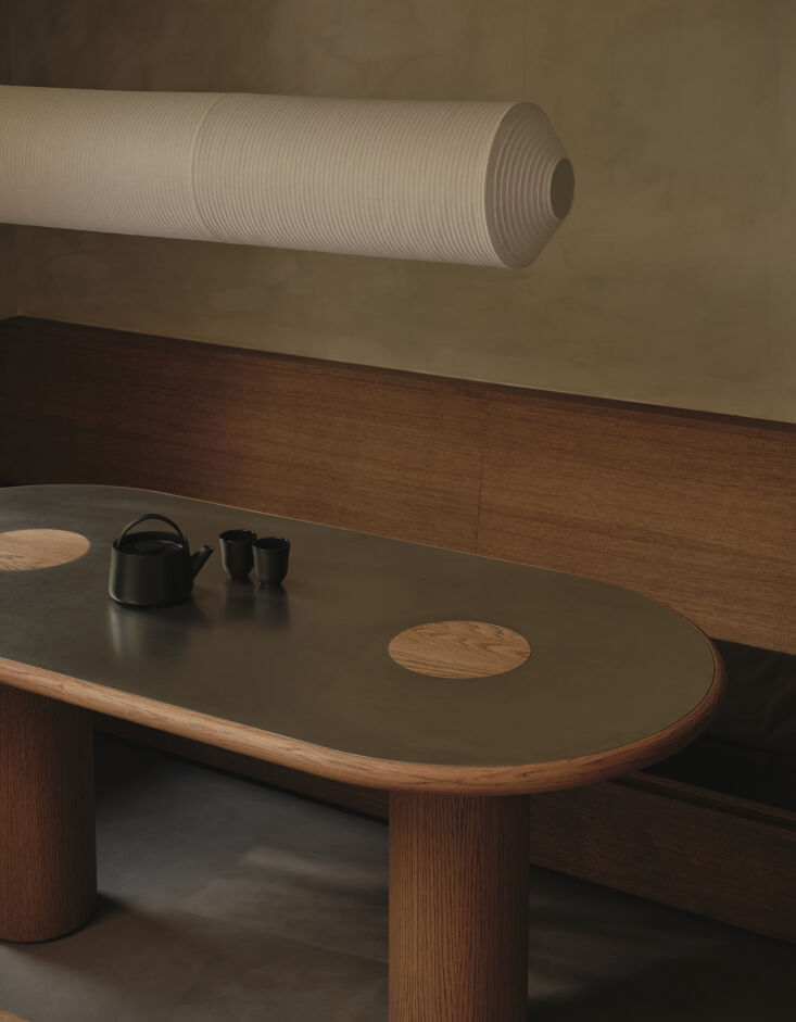 a tekiò horizontal pendant by anthony dickens for santa & cole hangs abov 31