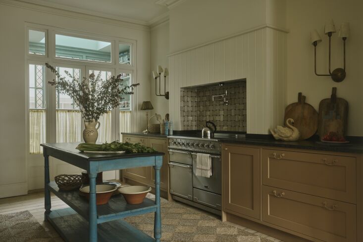 the kitchen walls are painted cashmere by paint & paper library. a dark nat 21