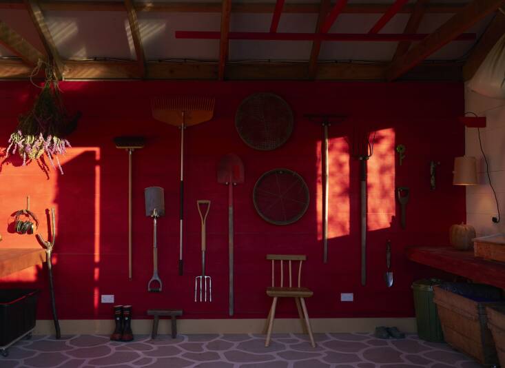 leanne chose a red stain from new zealand based resene paints for the main wall 17