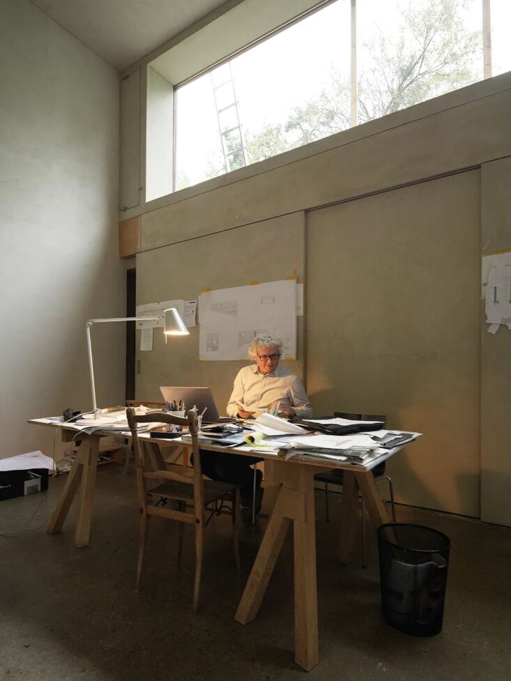 martin rauch in the lehm ton erde atelier. photograph by daniel ammann for lehm 18