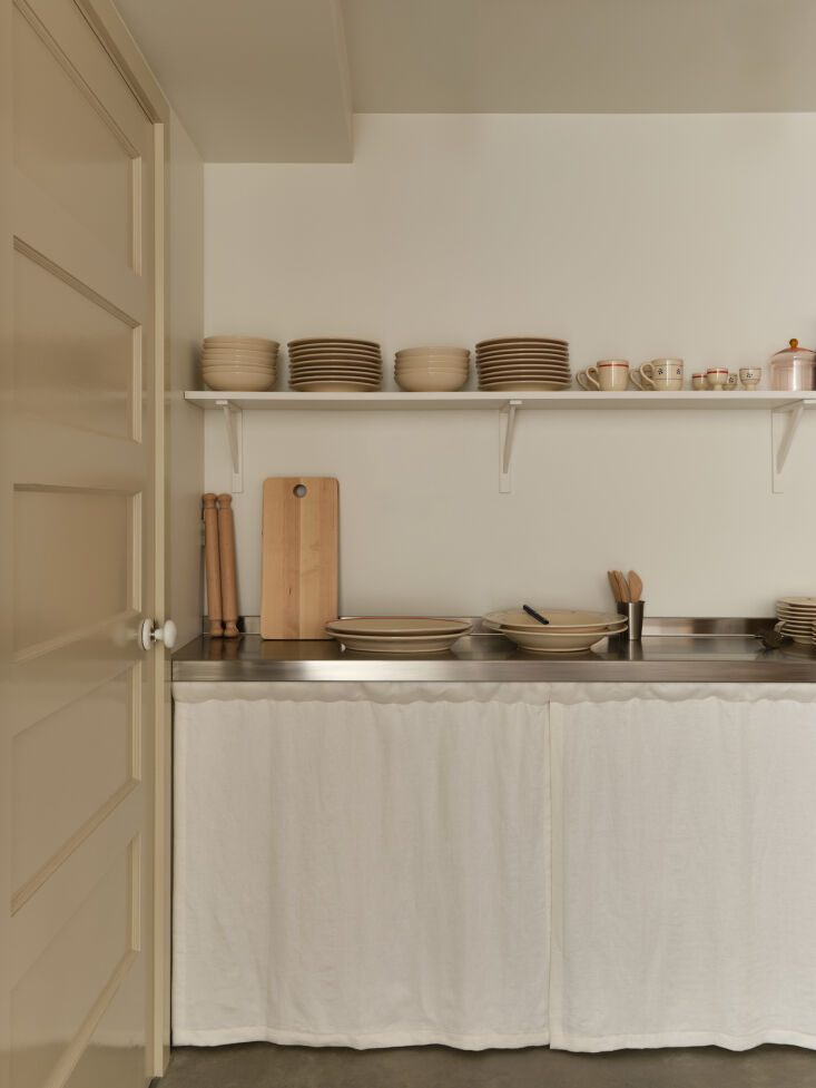 shields created a kitchen like display space for kitchen and dining pieces out 25