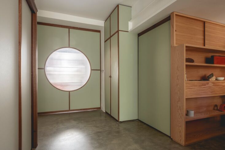 even with two enclosed bedrooms, sightlines remain open, allowing daylight to p 33