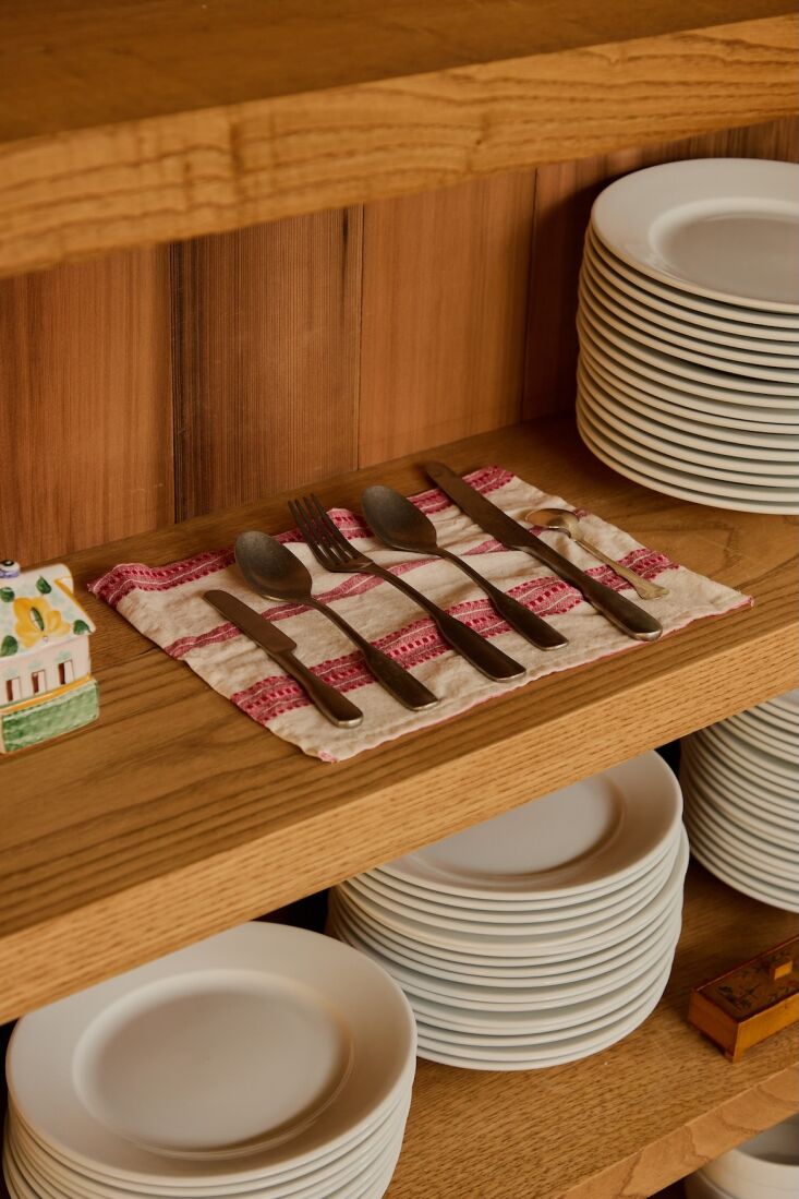vintage crockery is mixed with simple white restaurant ware and classic flatw 28