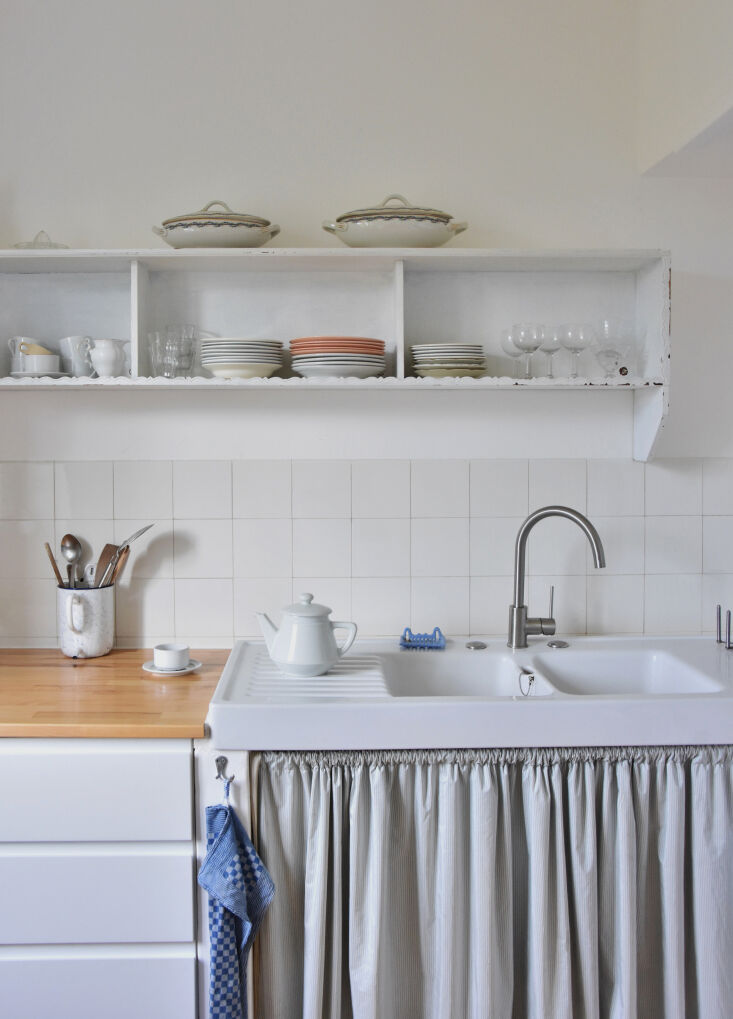 louise reinstalled a traditional stoneware sink in the kitchen after stripping 24