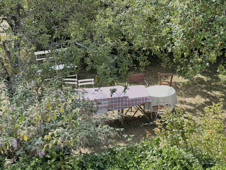 the ultimate french country scene where outdoor tables come together via shared 33