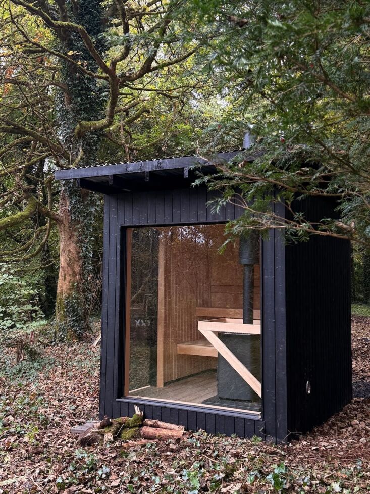the cabin comes with a wood fired, riverside sauna. for the full samsú experie 28