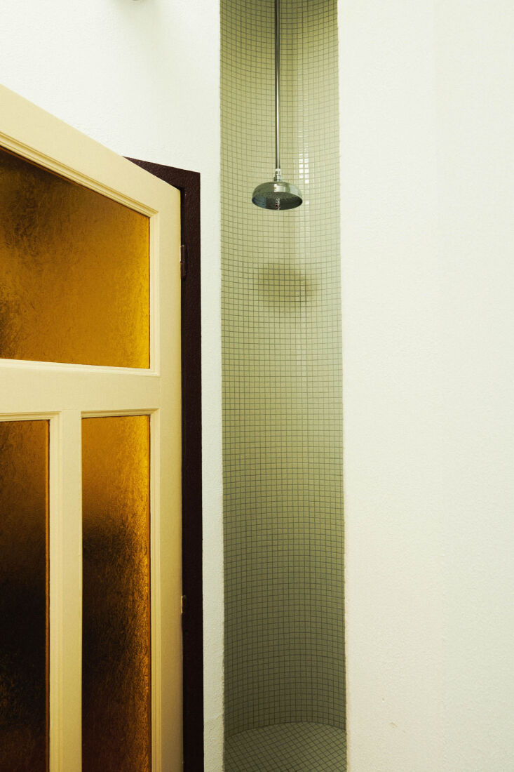 the architects made clever use of the reverse side of the living room\2\ 27